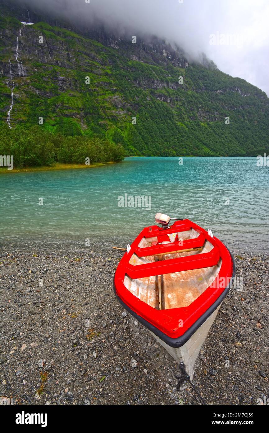 Boot in der Nähe eines Sees, Norwegen Stockfoto