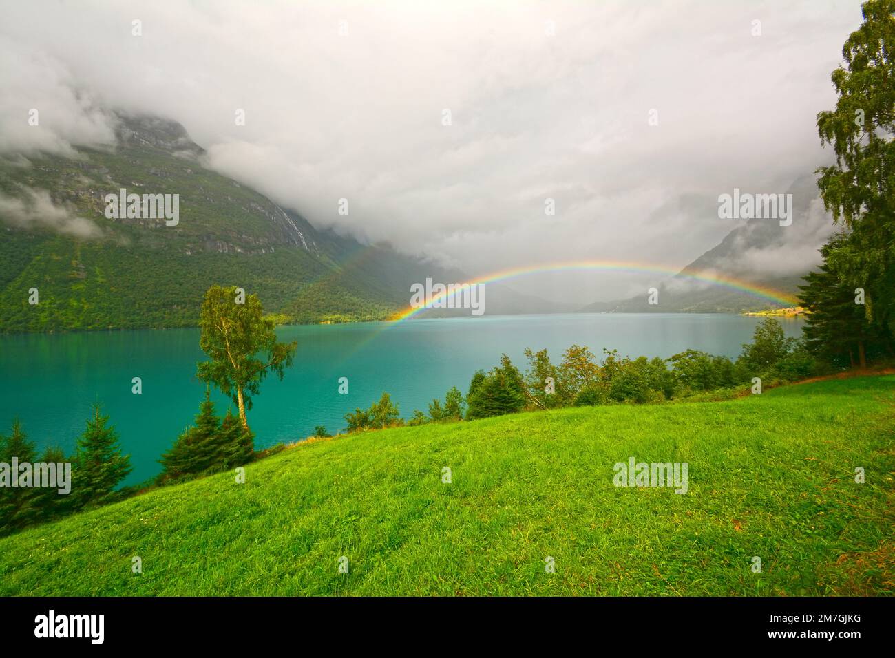 Regenbogen über einen Gletscher See, Norwegen Stockfoto