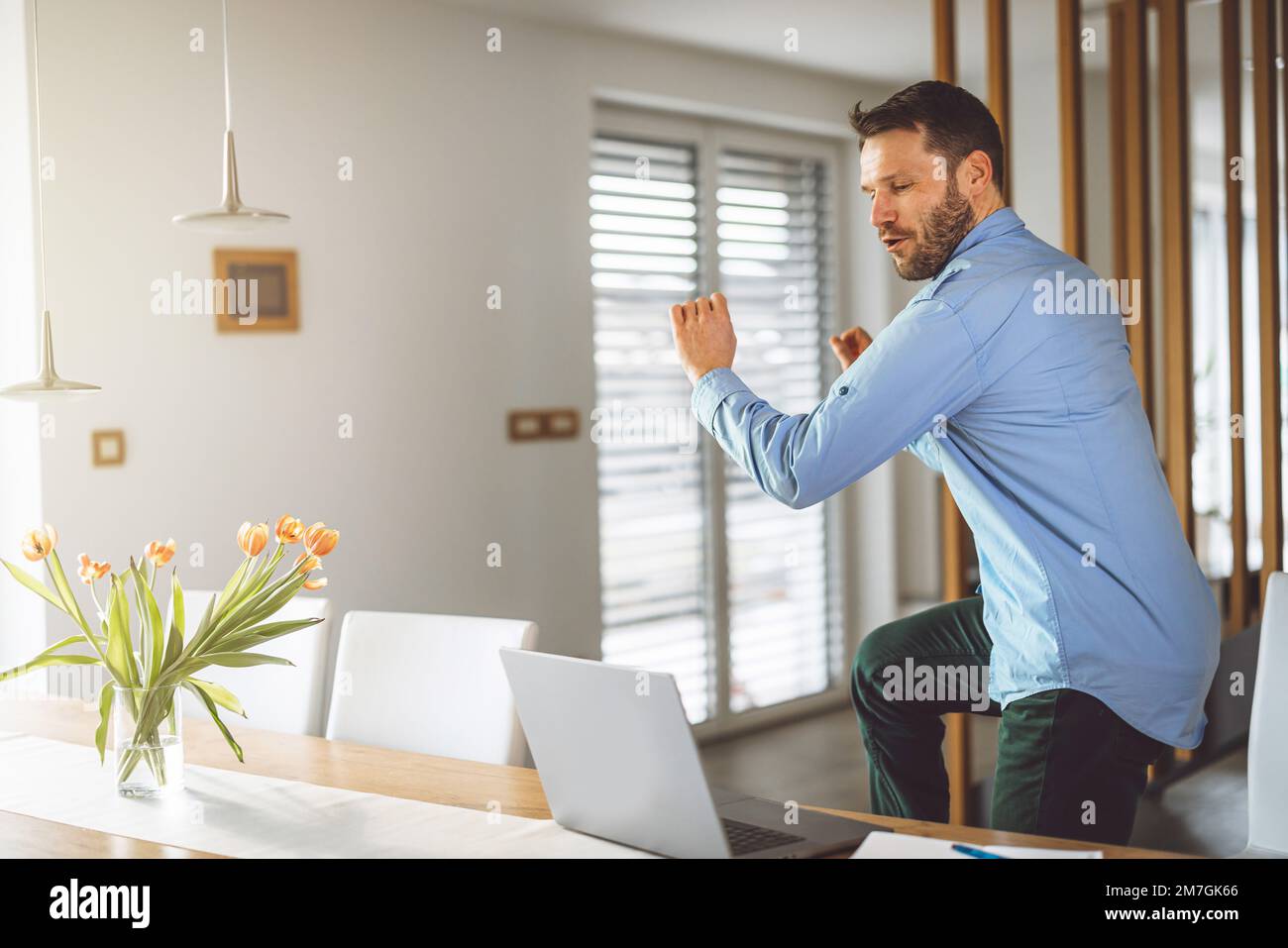 Ein weißer Mann tanzt im Speisesaal, nachdem sein Footballteam das Spiel gewonnen hat Stockfoto