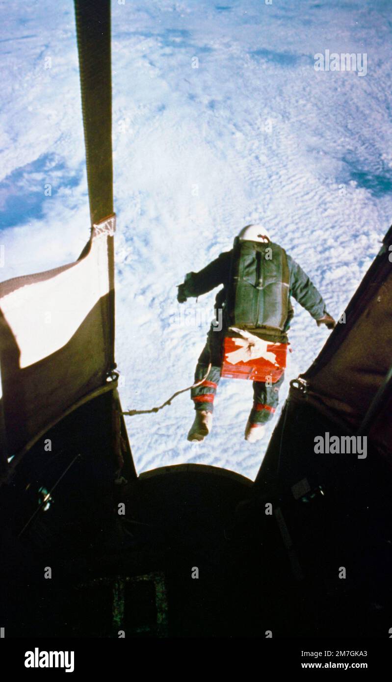 NEW MEXICO, USA - 16. August 1960 - eine automatische Kamera zeichnet den Moment auf, in dem USAF-Kapitän Joseph W. Kittinger II ( 1928-2022 ) aus dem Ballon abspringt Stockfoto