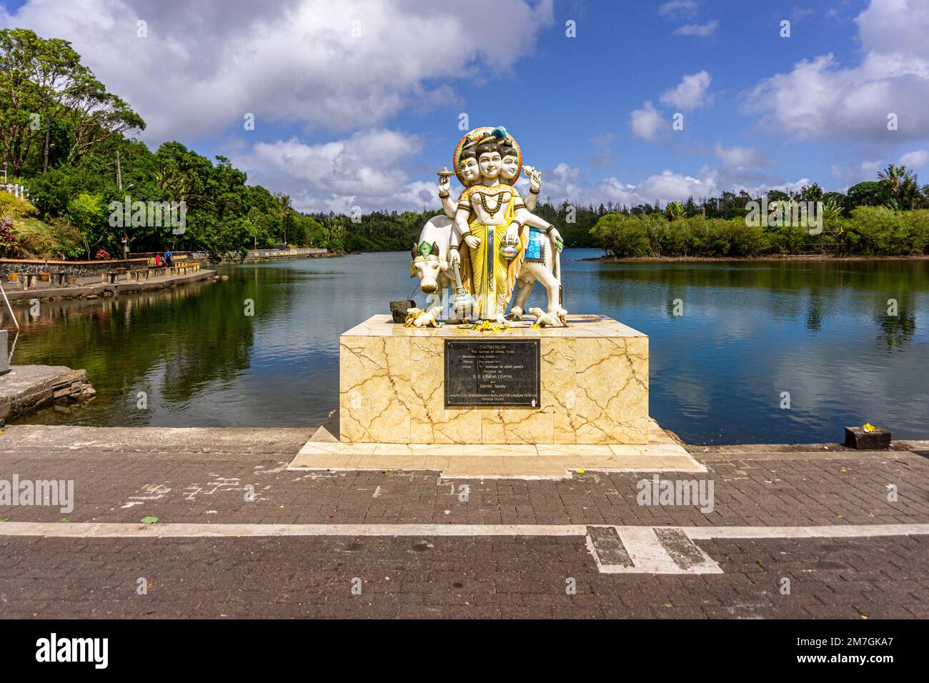 Grand Bassin Lake, Mauritius, Dezember 2021 - Statue der hinduistischen mythologischen Gottheit am heiligen Ganga Talao See Stockfoto