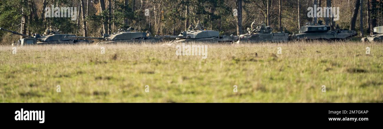 Ein Geschwader von Kampfpanzern bei einer militärischen Kampfübung, Wiltshire UK Stockfoto