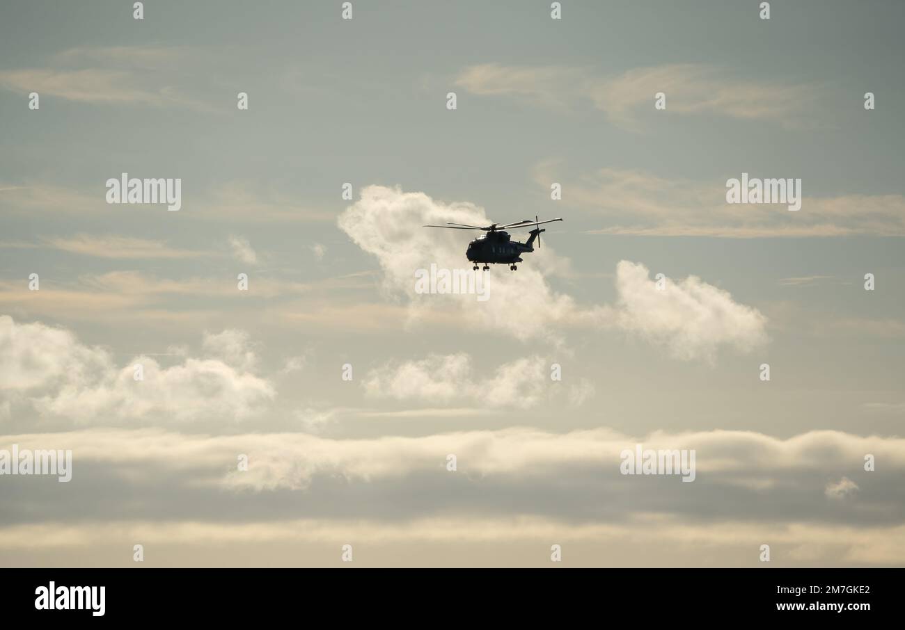 Silhouette des British Joint Helicopter Command (JHC) Royal Air Force Puma HC2 auf einer Militärübung, Winterhimmel, Wiltshire UK Stockfoto