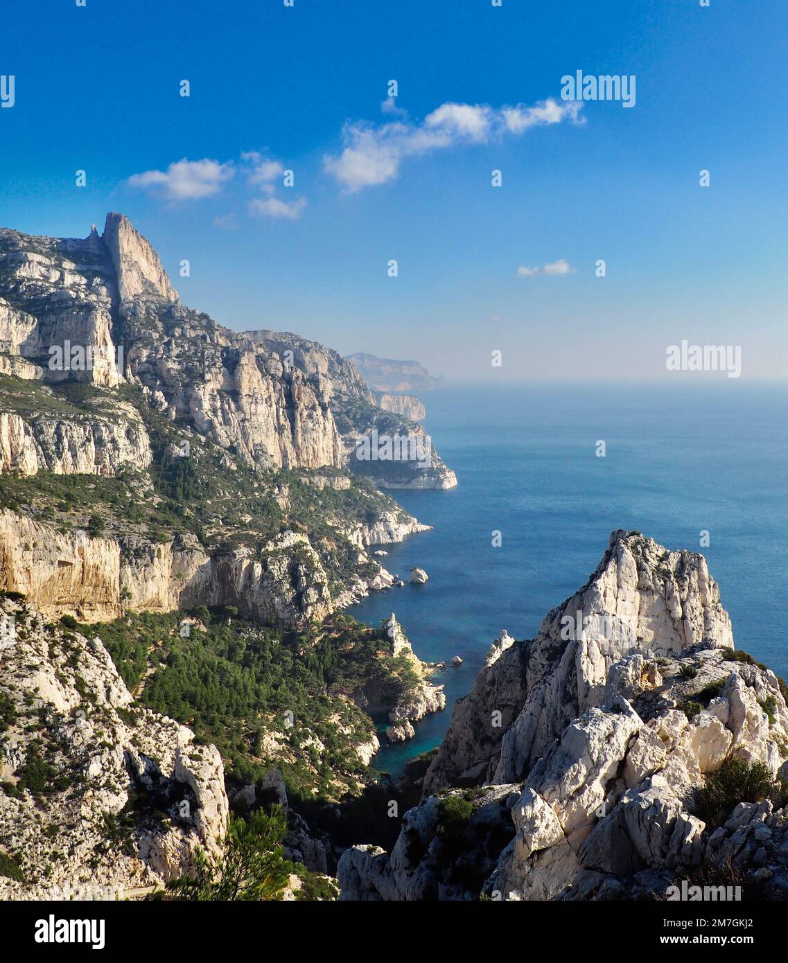 Ein malerischer Blick auf das Massif des Calanques entlang der Küste Stockfoto