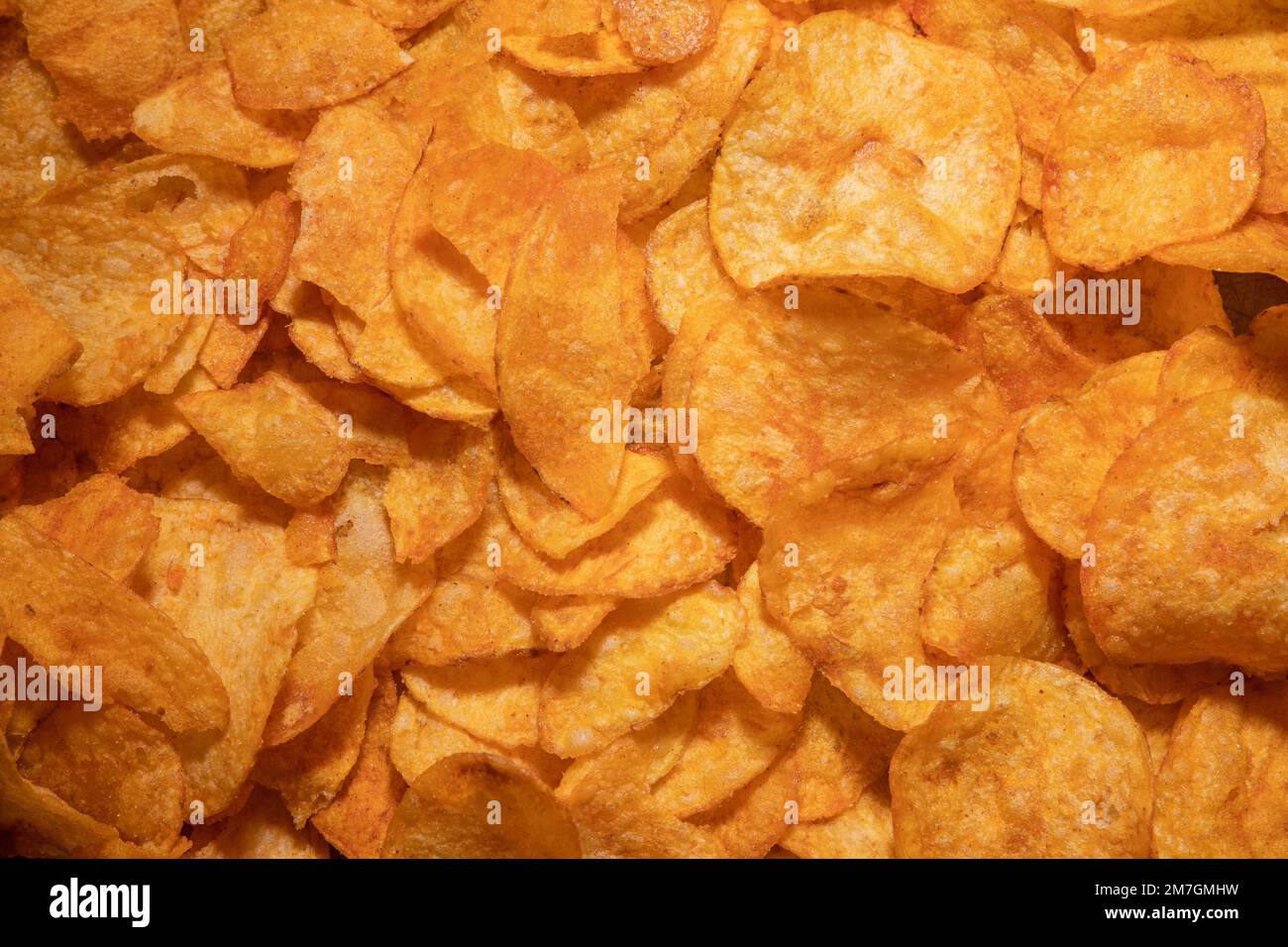 Hintergrund: Leckere knusprige Kartoffelchips Stockfoto