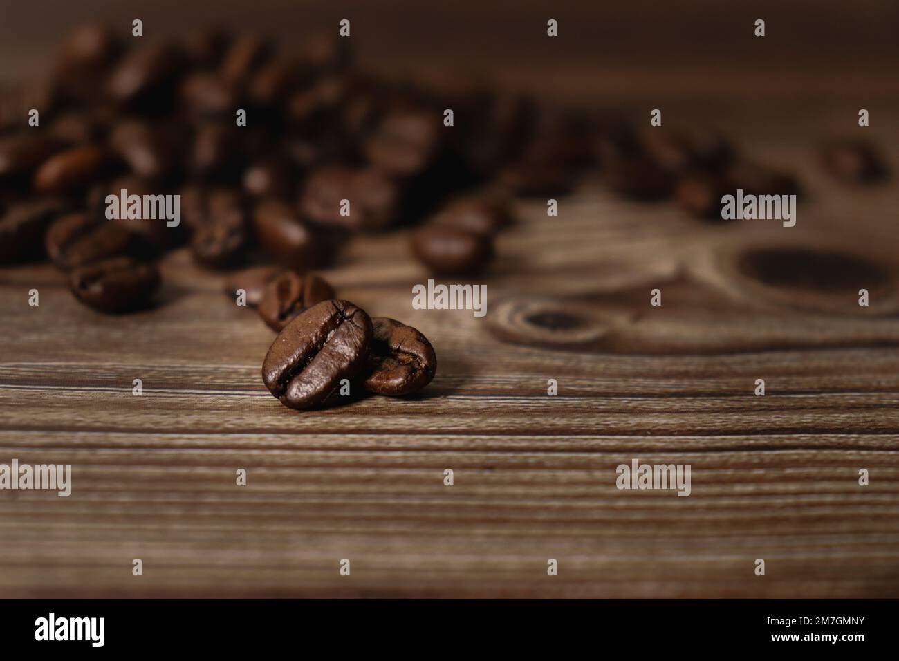 Nahaufnahme von Kaffeebohnen auf braunem Holztisch Stockfoto