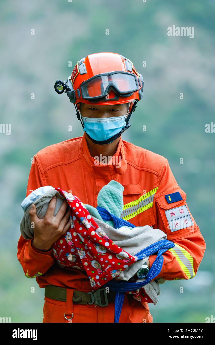 Peking, 6. September. 5. September 2022. Der Retter Zhang Zili transferiert ein zwei Monate altes Kind aus dem bebellten Dorf Wandong in Detuo im Luding County, Provinz Sichuan im Südwesten Chinas, 6. September 2022. Ein Erdbeben der Stärke 6,8 traf am 5. September 2022 Luding County und benachbarte Gebiete in der Provinz Sichuan. Kredit: Shen Bohan/Xinhua/Alamy Live News Stockfoto