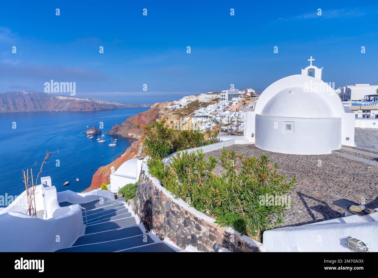 Insel Santorin, Griechenland. Traditionelle und berühmte Häuser und Kirchen mit blauen Kuppeln über der Caldera und dem Ägäischen Meer Stockfoto