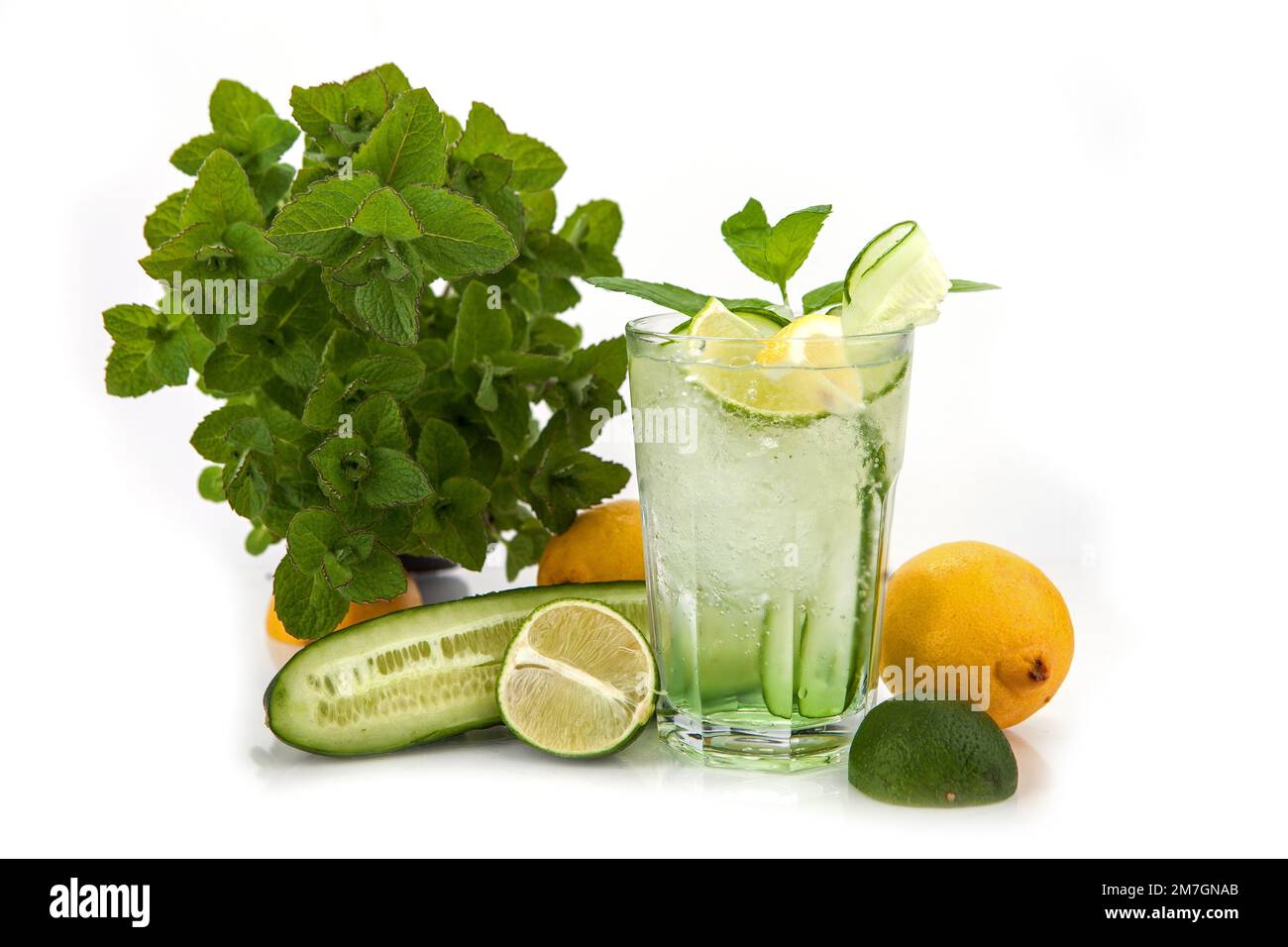 Sommerliche Erfrischungsgetränke auf weißem Hintergrund mit frischem Obst - Limonade, Orangenade Stockfoto