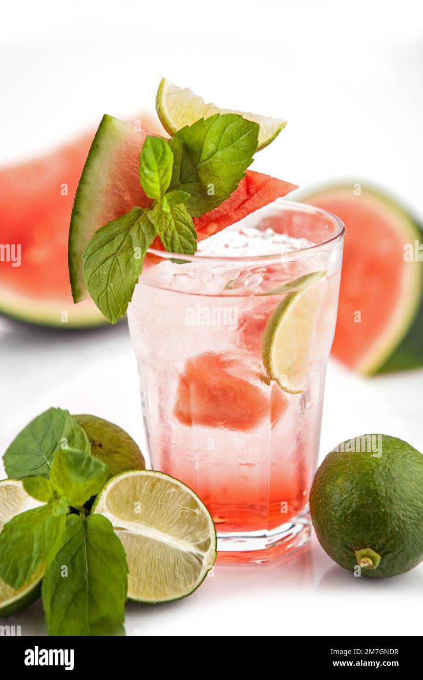 Sommerliche Erfrischungsgetränke auf weißem Hintergrund mit frischem Obst - Limonade, Orangenade Stockfoto