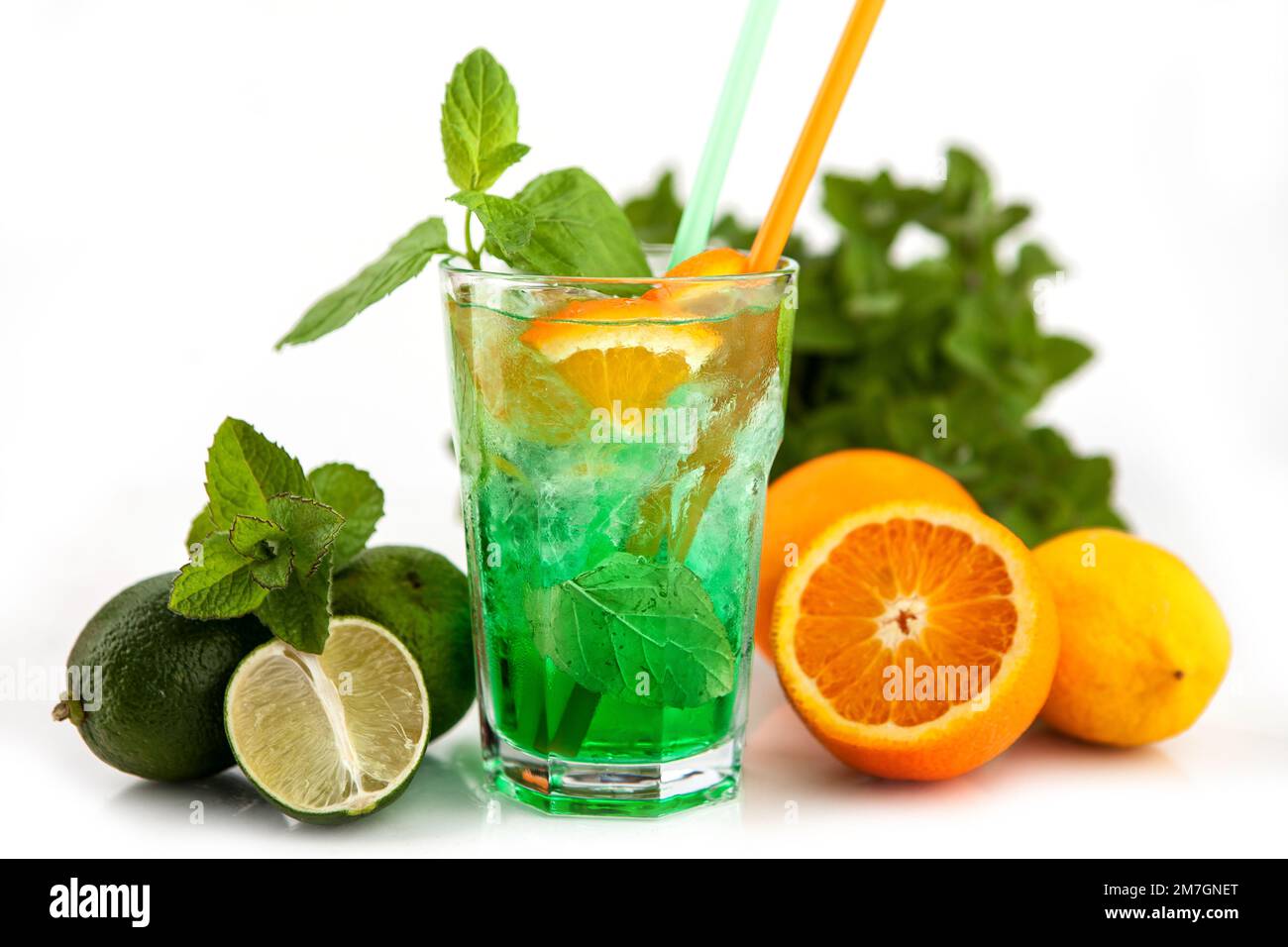 Sommerliche Erfrischungsgetränke auf weißem Hintergrund mit frischem Obst - Limonade, Orangenade Stockfoto