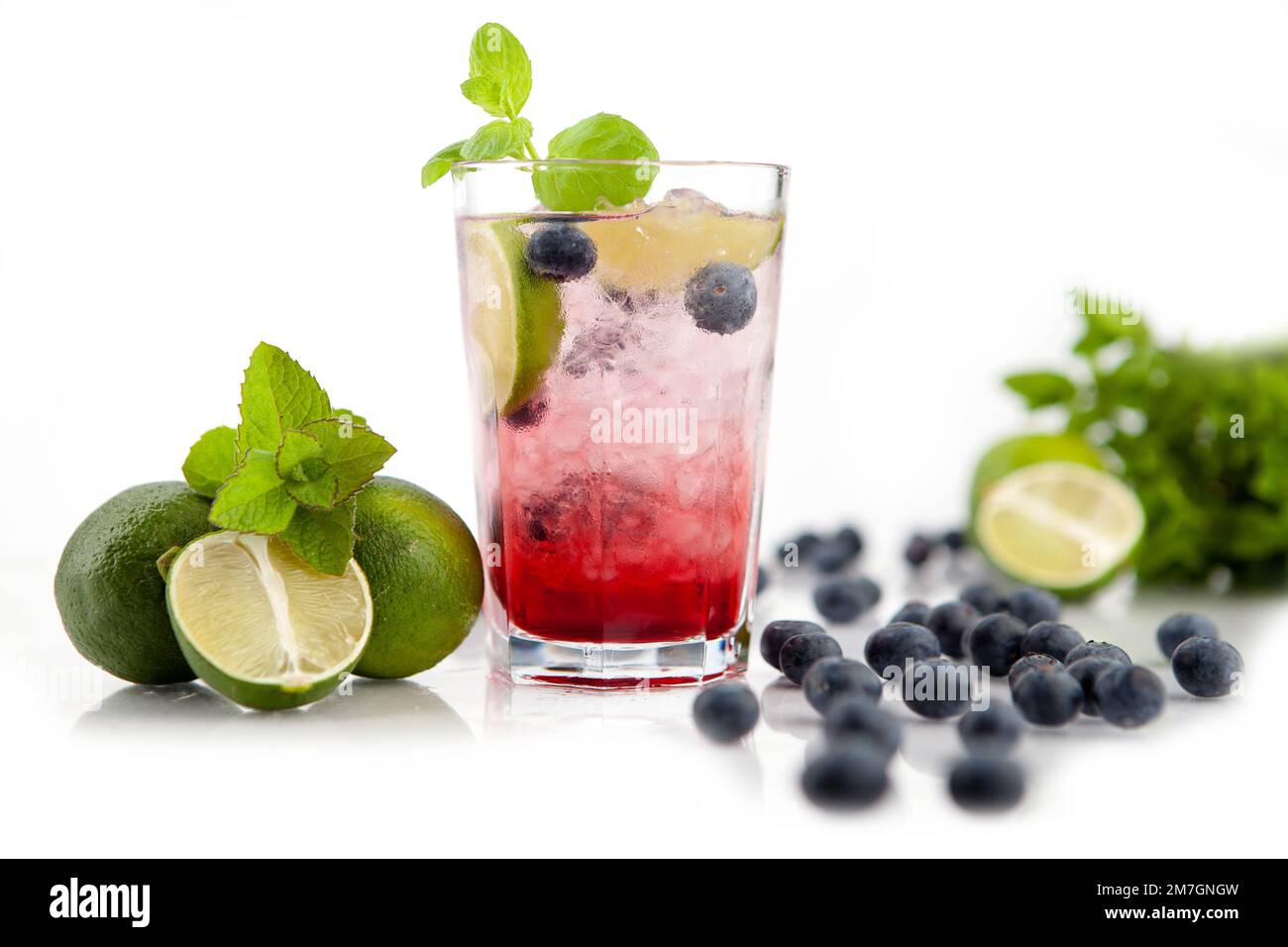 Sommerliche Erfrischungsgetränke auf weißem Hintergrund mit frischem Obst - Limonade, Orangenade Stockfoto