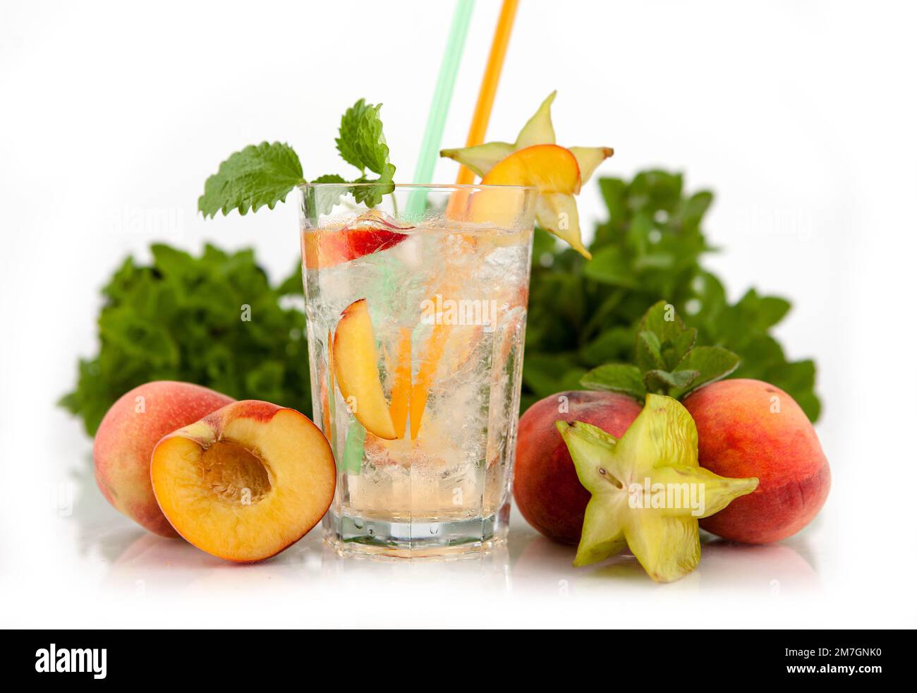 Sommerliche Erfrischungsgetränke auf weißem Hintergrund mit frischem Obst - Limonade, Orangenade Stockfoto