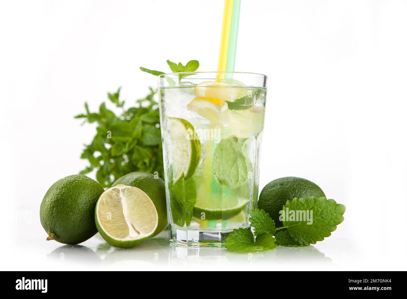 Sommerliche Erfrischungsgetränke auf weißem Hintergrund mit frischem Obst - Limonade, Orangenade Stockfoto