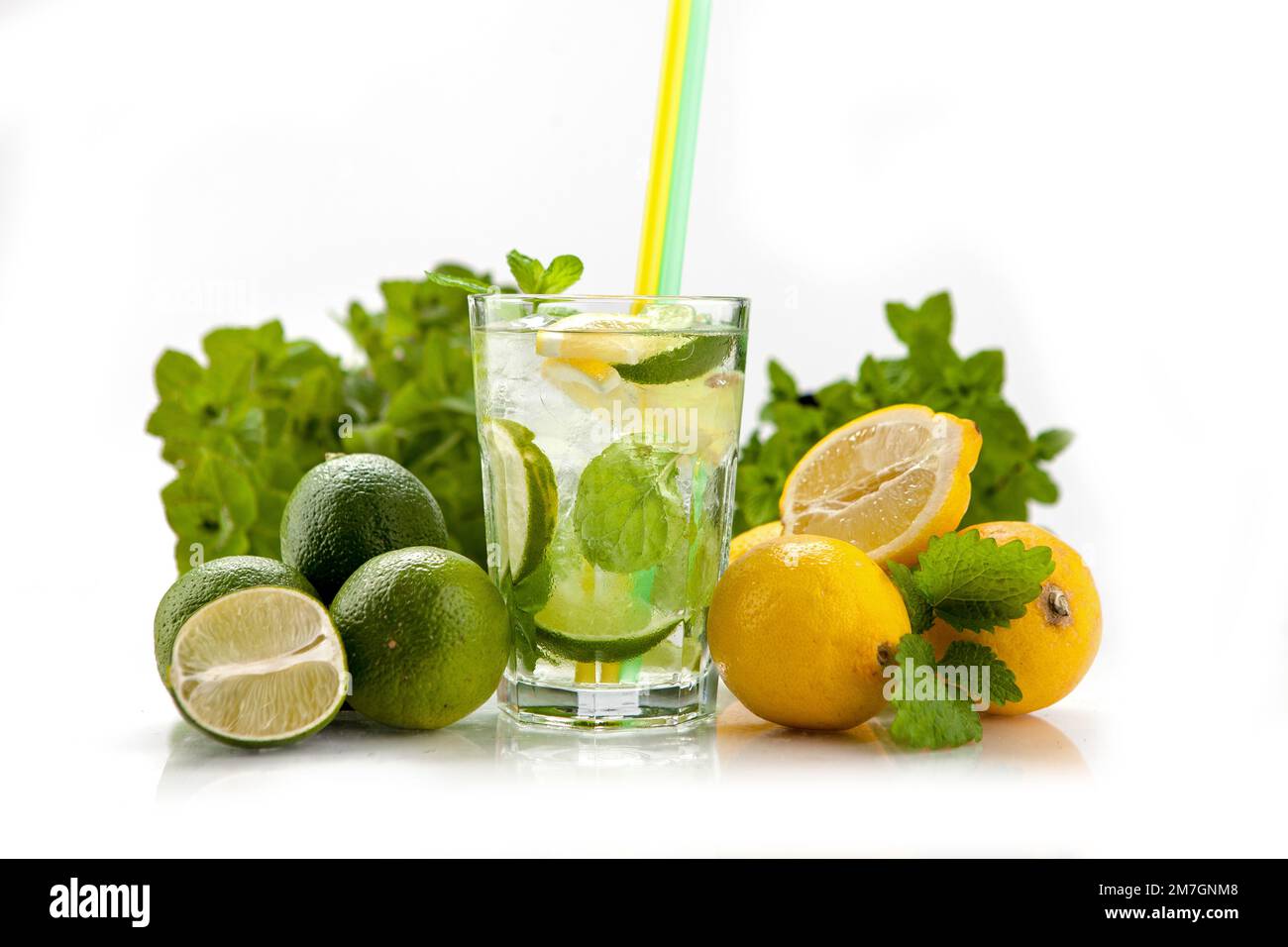 Sommerliche Erfrischungsgetränke auf weißem Hintergrund mit frischem Obst - Limonade, Orangenade Stockfoto