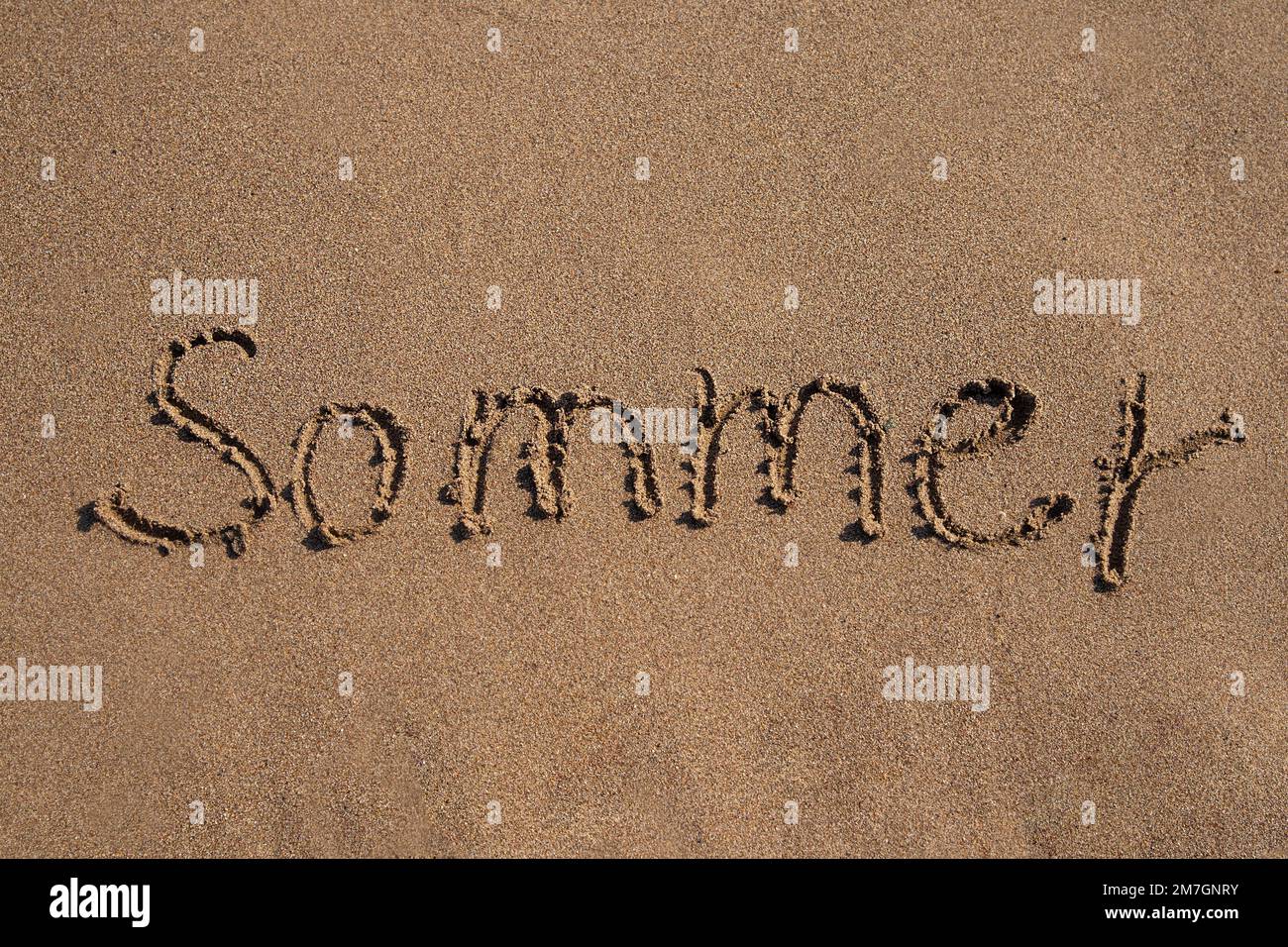 Das Wort Sommer steht auf dem Sand, Strand. Postkarte mit Kopierbereich Stockfoto
