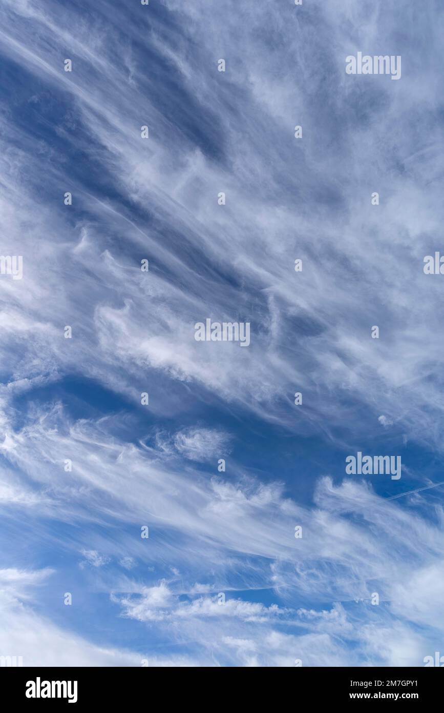 Wolkenbildung (cirrostratus), Bayern, Deutschland Stockfoto