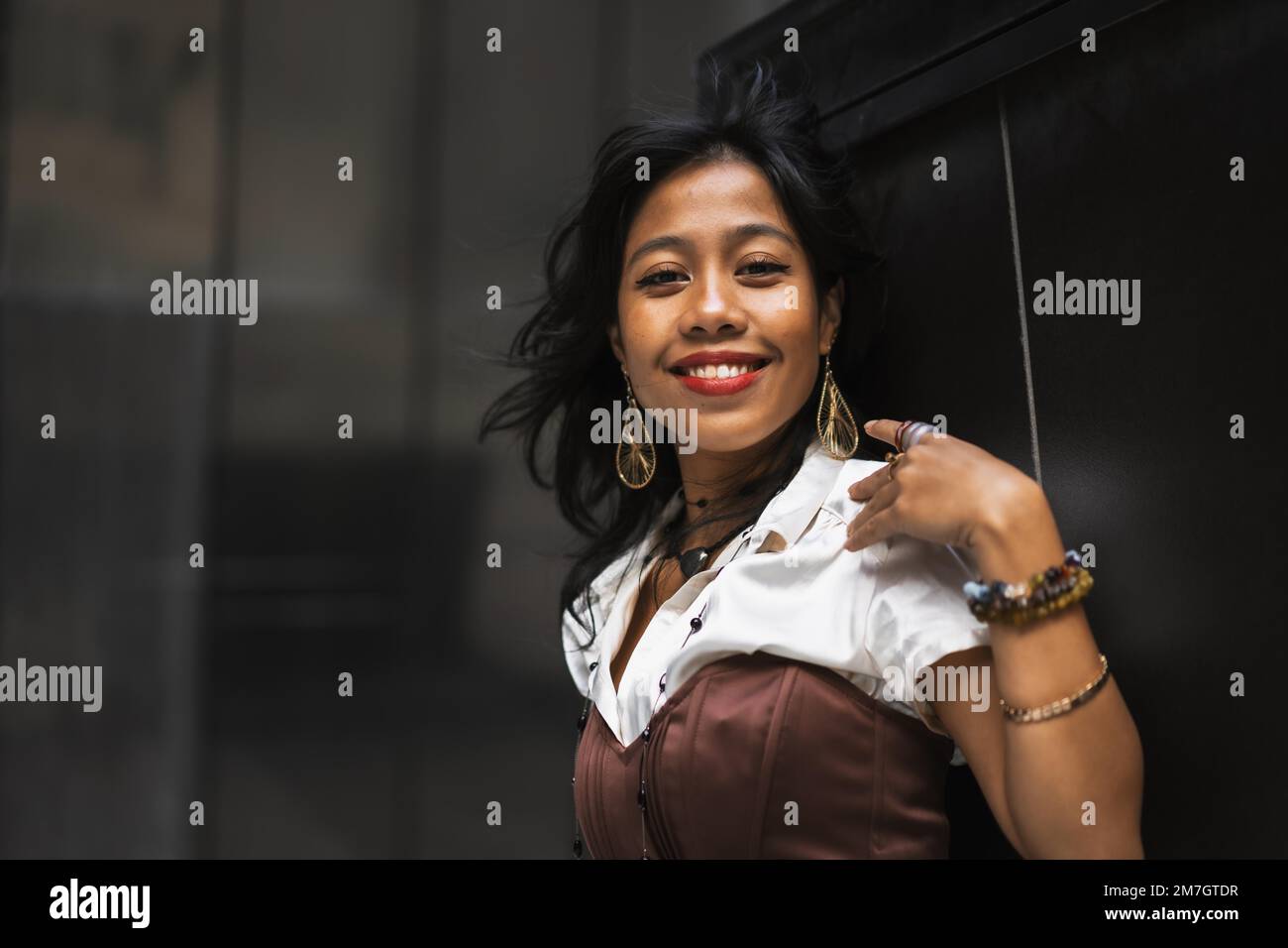 Ein asiatisches Mädchen in einem klassischen, asiatischen, traditionellen langen Kleid, Modefotografie auf schwarzem Hintergrund Stockfoto