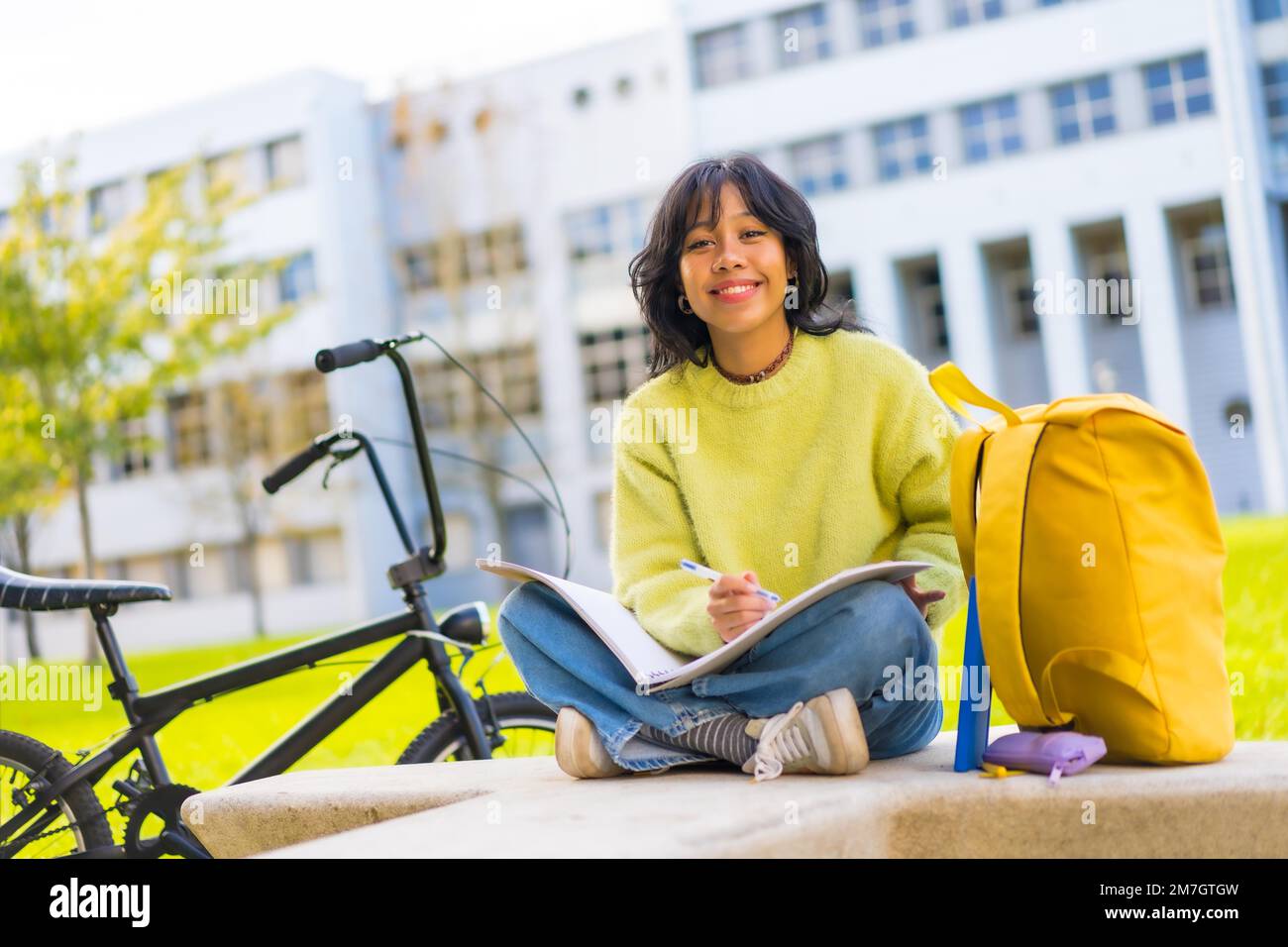 Porträt eines asiatischen Architekturstudenten auf dem Eramus-Universitätsgelände in europa, Austauschstudentin Stockfoto