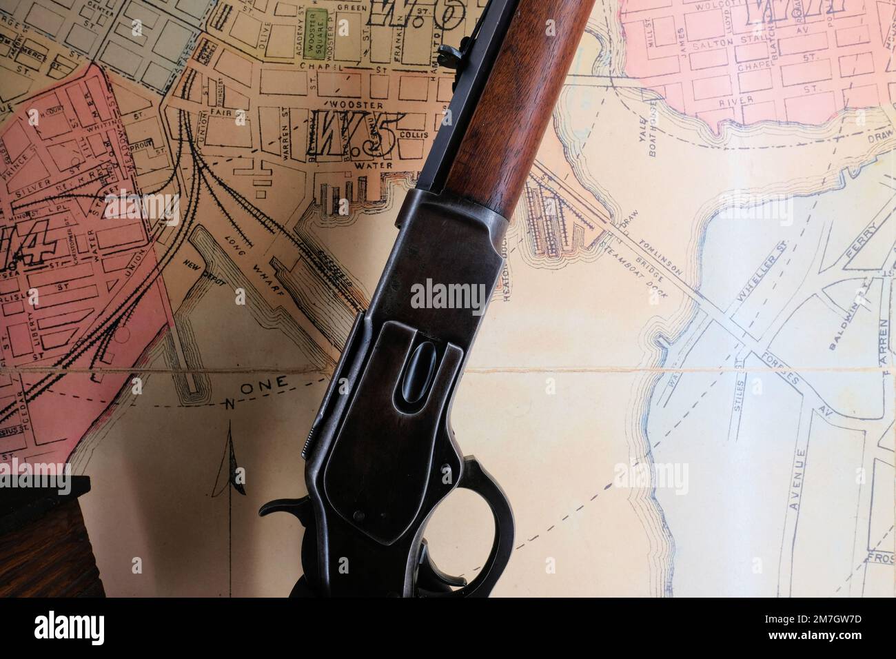 Winchester fliegt über einer alten Karte von New Haven, Connecticut; Heimat des Winchester Repeating Arms Company Historic District; San Jose, Kalifornien. Stockfoto
