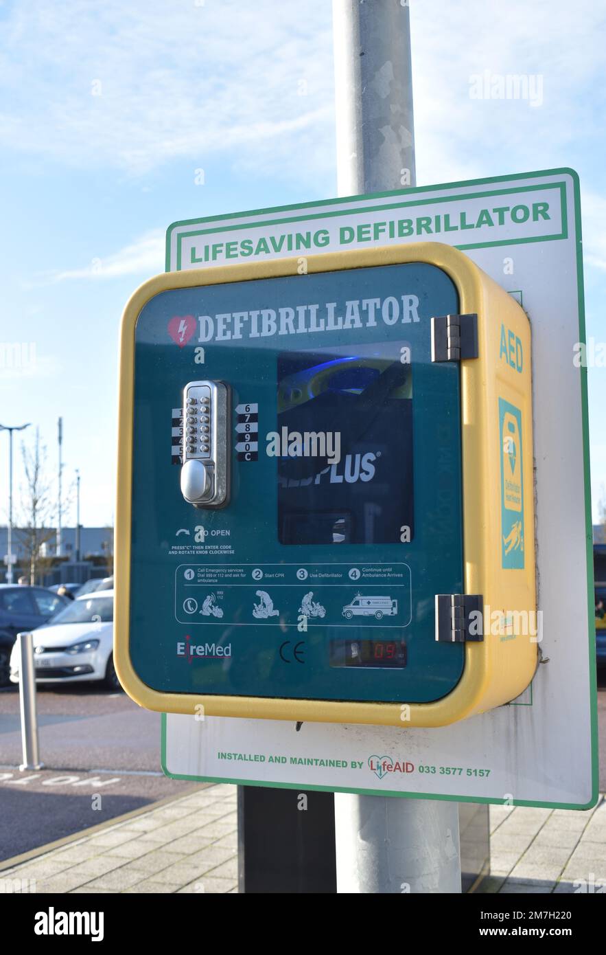 Defibrillator im Einkaufs- und Freizeitzentrum MK1 in Milton Keynes. Stockfoto