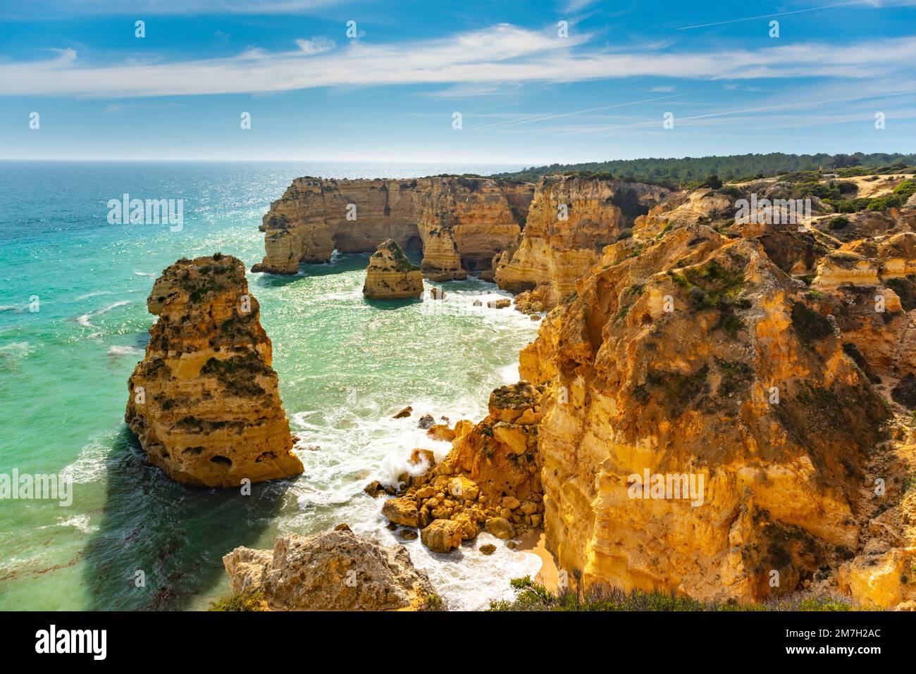 Natürliche Höhlen und Strand, Algarve Portugal. Felsbögen von sieben Hängenden Tälern und türkisfarbenes Meerwasser an der Küste Portugals in der Region Algarve Stockfoto