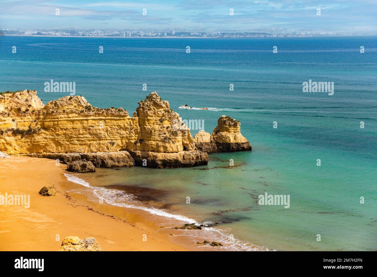Natürliche Höhlen und Strand, Algarve Portugal. Felsbögen von sieben Hängenden Tälern und türkisfarbenes Meerwasser an der Küste Portugals in der Region Algarve Stockfoto