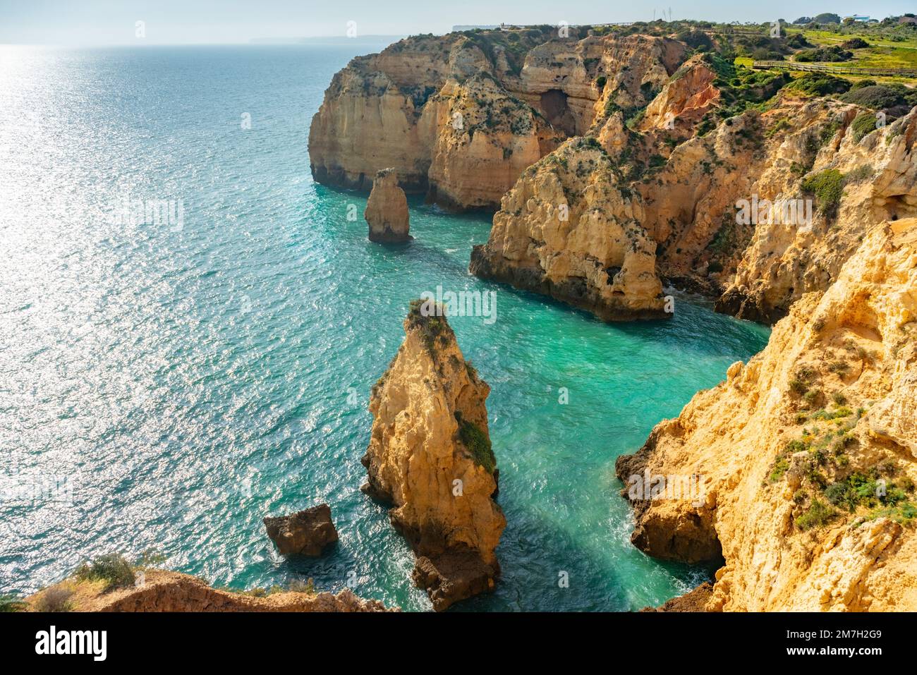 Natürliche Höhlen und Strand, Algarve Portugal. Felsbögen von sieben Hängenden Tälern und türkisfarbenes Meerwasser an der Küste Portugals in der Region Algarve Stockfoto