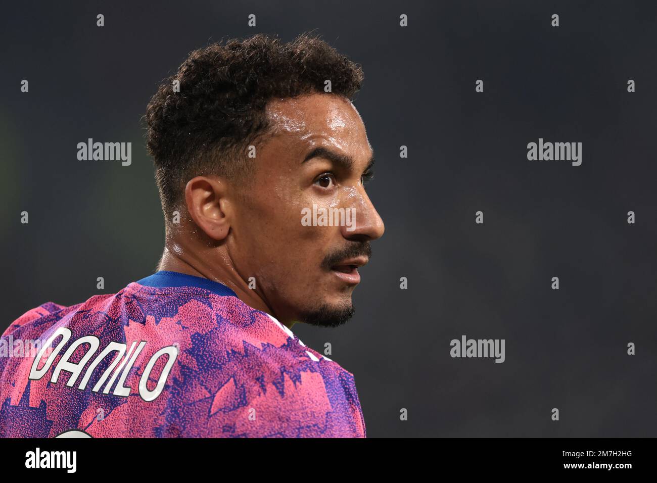 Turin, Italien, 7. Januar 2023. Danilo von Juventus blickt während des Spiels der Serie A im Allianz-Stadion in Turin über seine Schulter. Der Bildausdruck sollte lauten: Jonathan Moscrop/Sportimage Stockfoto