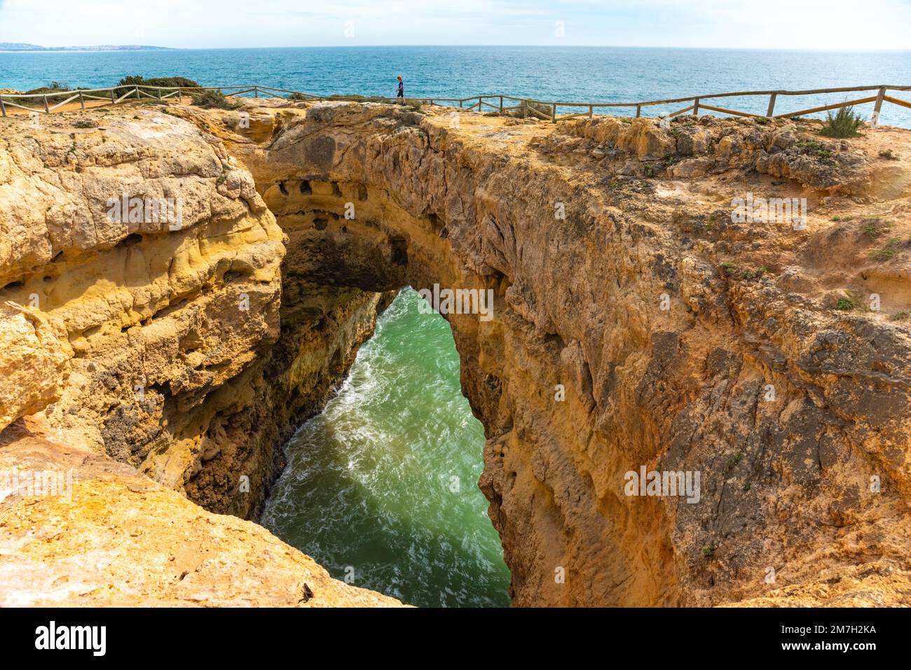 Natürliche Höhlen und Strand, Algarve Portugal. Felsbögen von sieben Hängenden Tälern und türkisfarbenes Meerwasser an der Küste Portugals in der Region Algarve Stockfoto