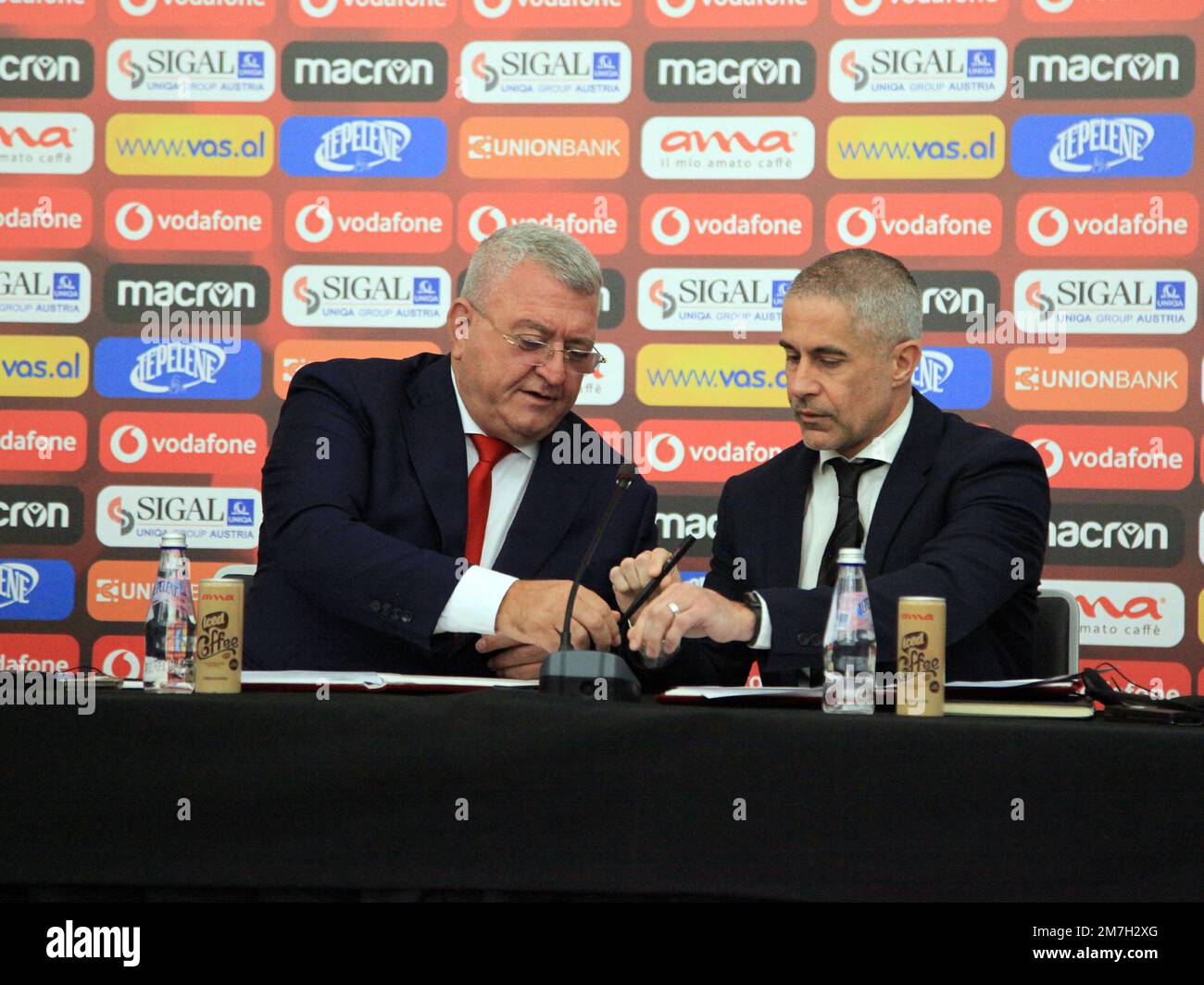 Tirana, Albanien. 09. Januar 2023, Tirana - Albanien. Vorstellung des neuen Managers der albanischen Fußballnationalmannschaft, Sylvinho, und seiner Mitarbeiter Kredit: Nderim Kaceli/Alamy Live News Stockfoto