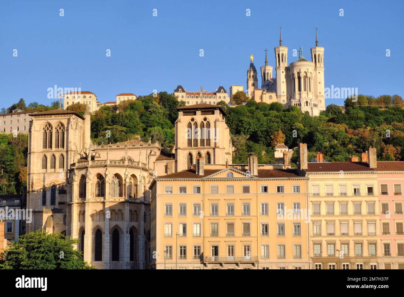 Lyon: Kathedrale (Cathédrale) Saint-Jean-Baptiste und Gebäude mit Basilika (Basilika) Notre Dame de Fourvière, kurz nach Sonnenaufgang in Frankreich Stockfoto