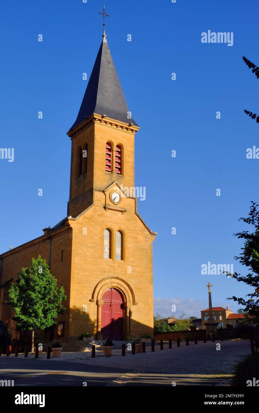Moire: Kirche, die kurz nach Sonnenaufgang in Moire, Beaujolais, Rhone, Frankreich, orange leuchtet Stockfoto