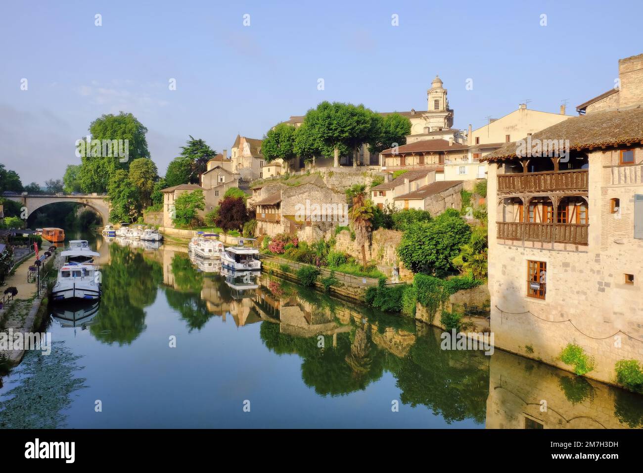 Nerac: Stadt, Kanalboote, Brücken- und Spiegelreflexionen des Flusses Petit Baise kurz nach Sonnenaufgang in Nerac, Südwestfrankreich Stockfoto