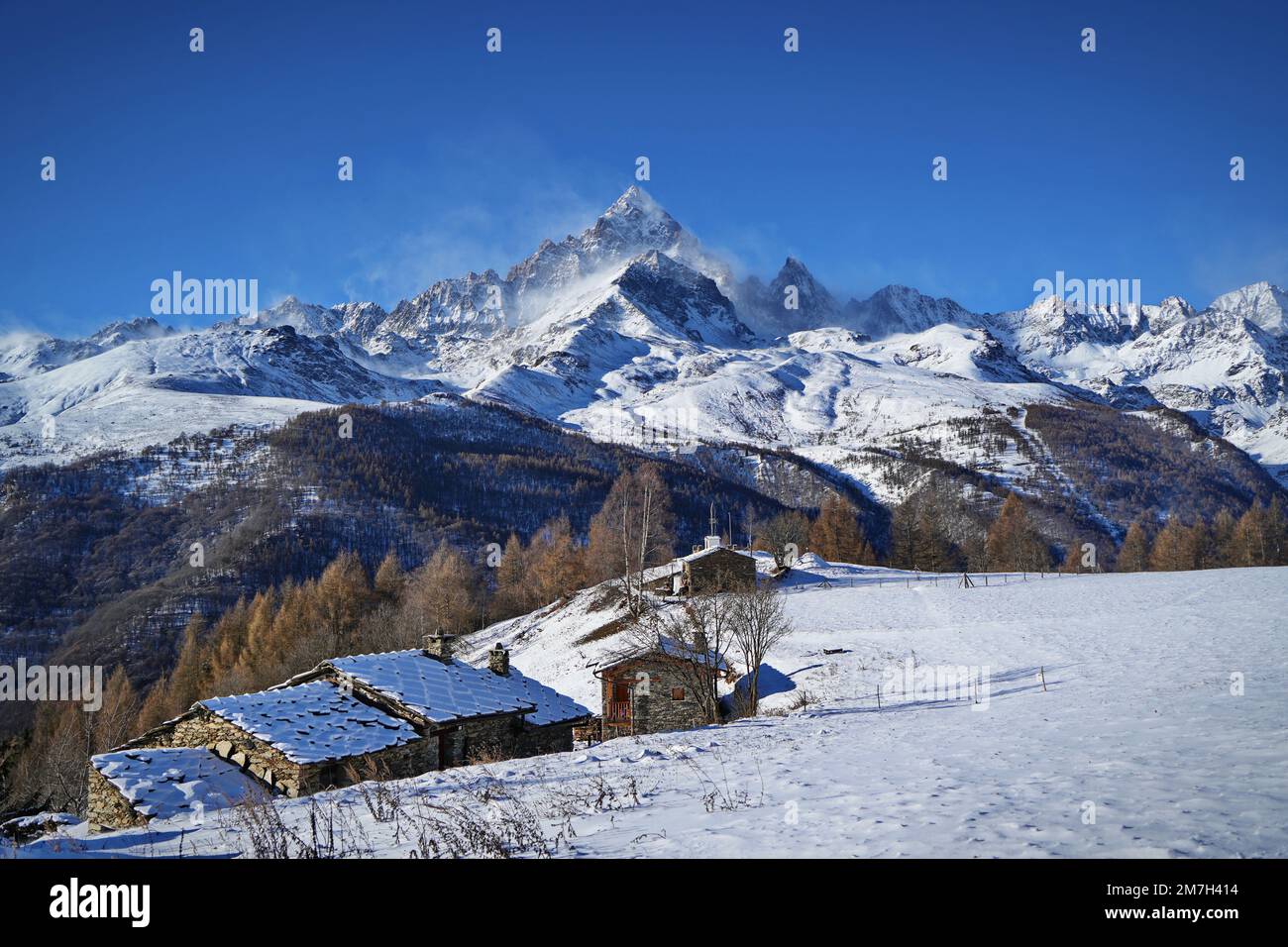 Monviso, 3.842 Meter, ist der König der Alpen, imposant und majestätisch in seiner schneebedeckten Schönheit. Eine atemberaubende Aussicht vom Dorf Ostana in Piemont, Stockfoto