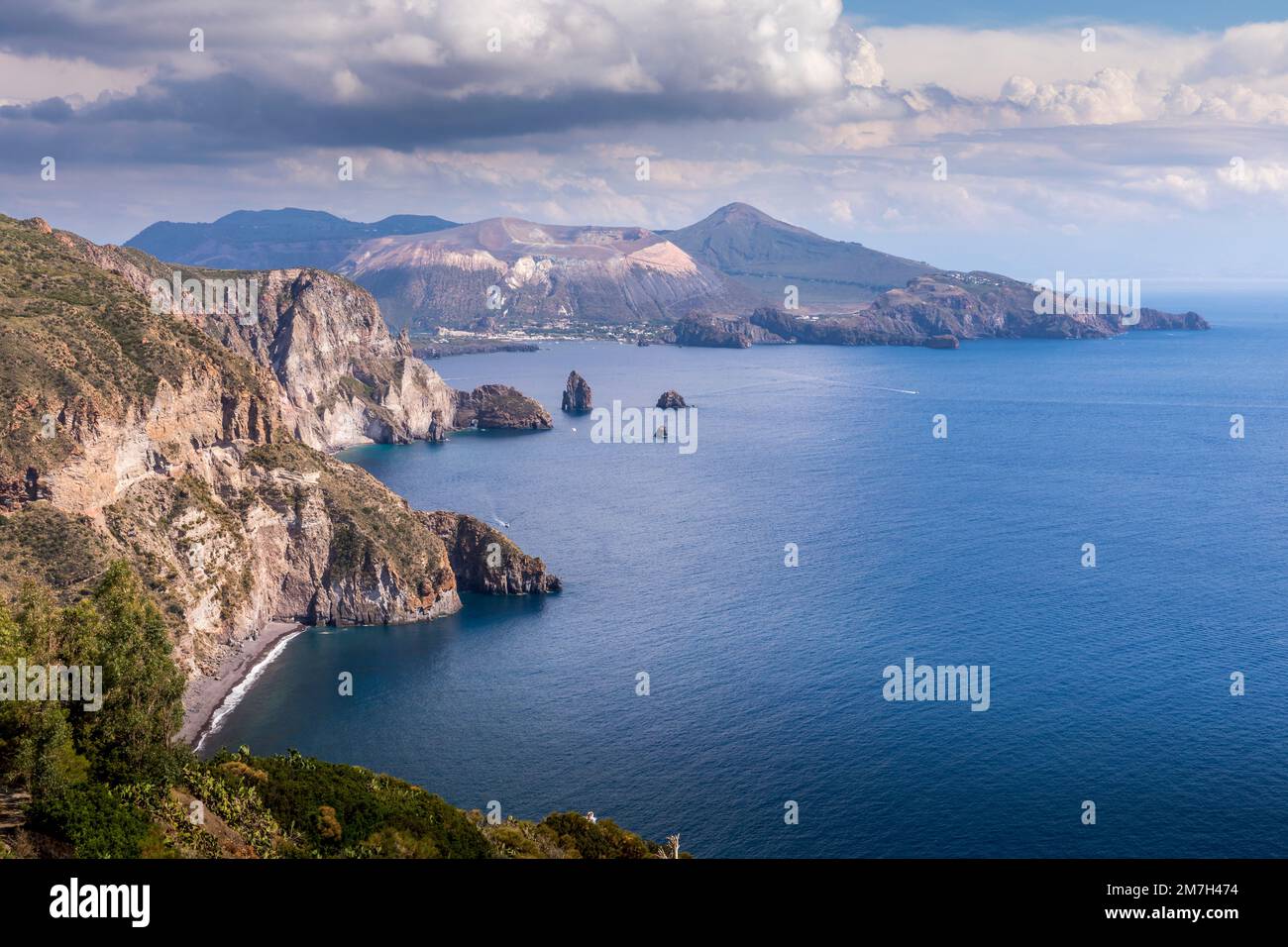 Lipari, Sizilien, Italien - 18. Juli 2020: Wunderschöner Blick auf die Insel Vulcano von der Insel Lipari Stockfoto