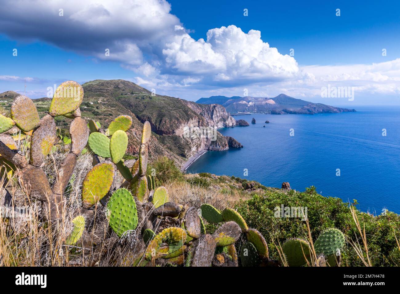 Lipari, Sizilien, Italien - 18. Juli 2020: Wunderschöner Blick auf die Insel Vulcano von der Insel Lipari Stockfoto