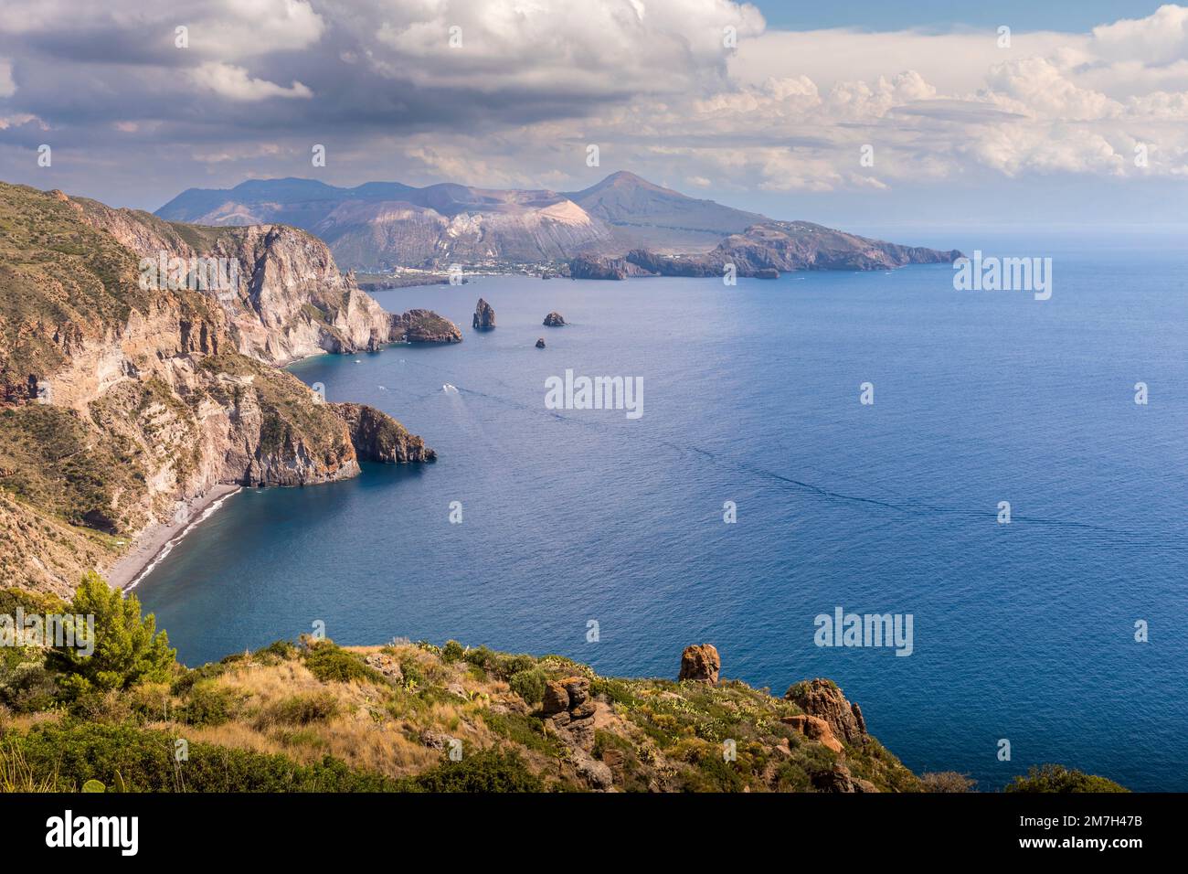 Lipari, Sizilien, Italien - 18. Juli 2020: Wunderschöner Blick auf die Insel Vulcano von der Insel Lipari Stockfoto