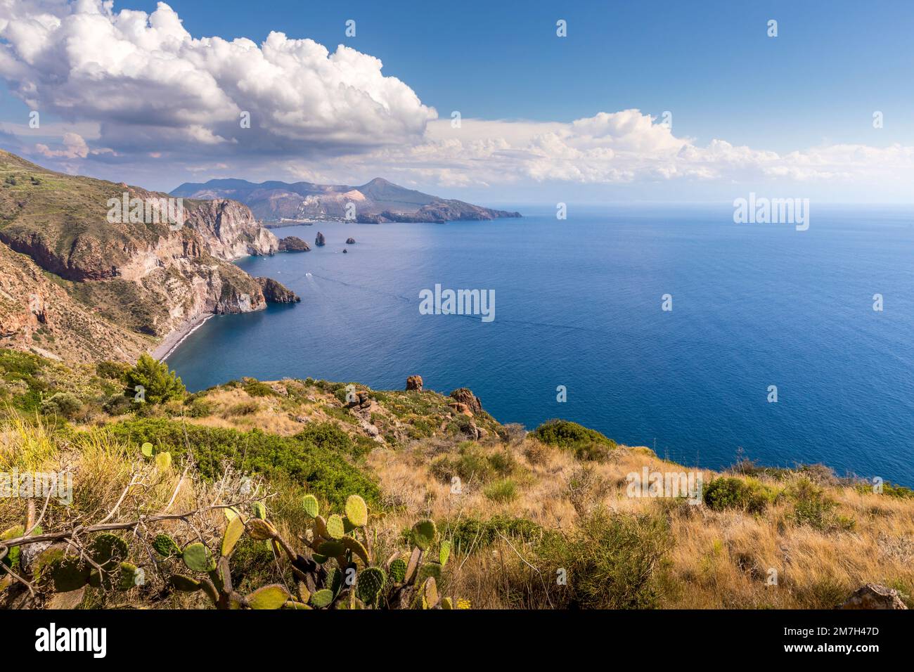 Lipari, Sizilien, Italien - 18. Juli 2020: Wunderschöner Blick auf die Insel Vulcano von der Insel Lipari Stockfoto