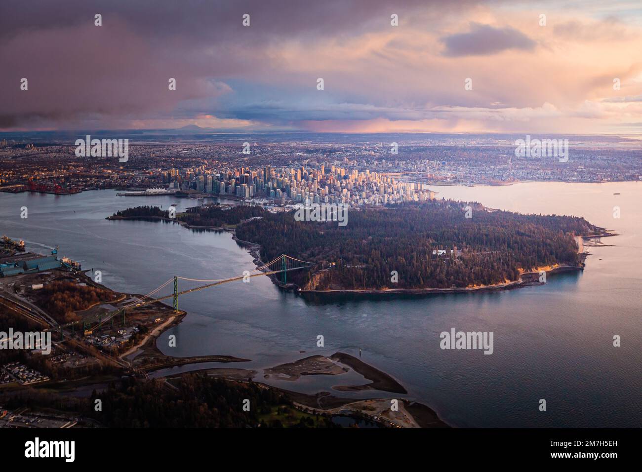 Vancouver Skyline Lions Gate Bridge Bei Sonnenuntergang Stockfoto