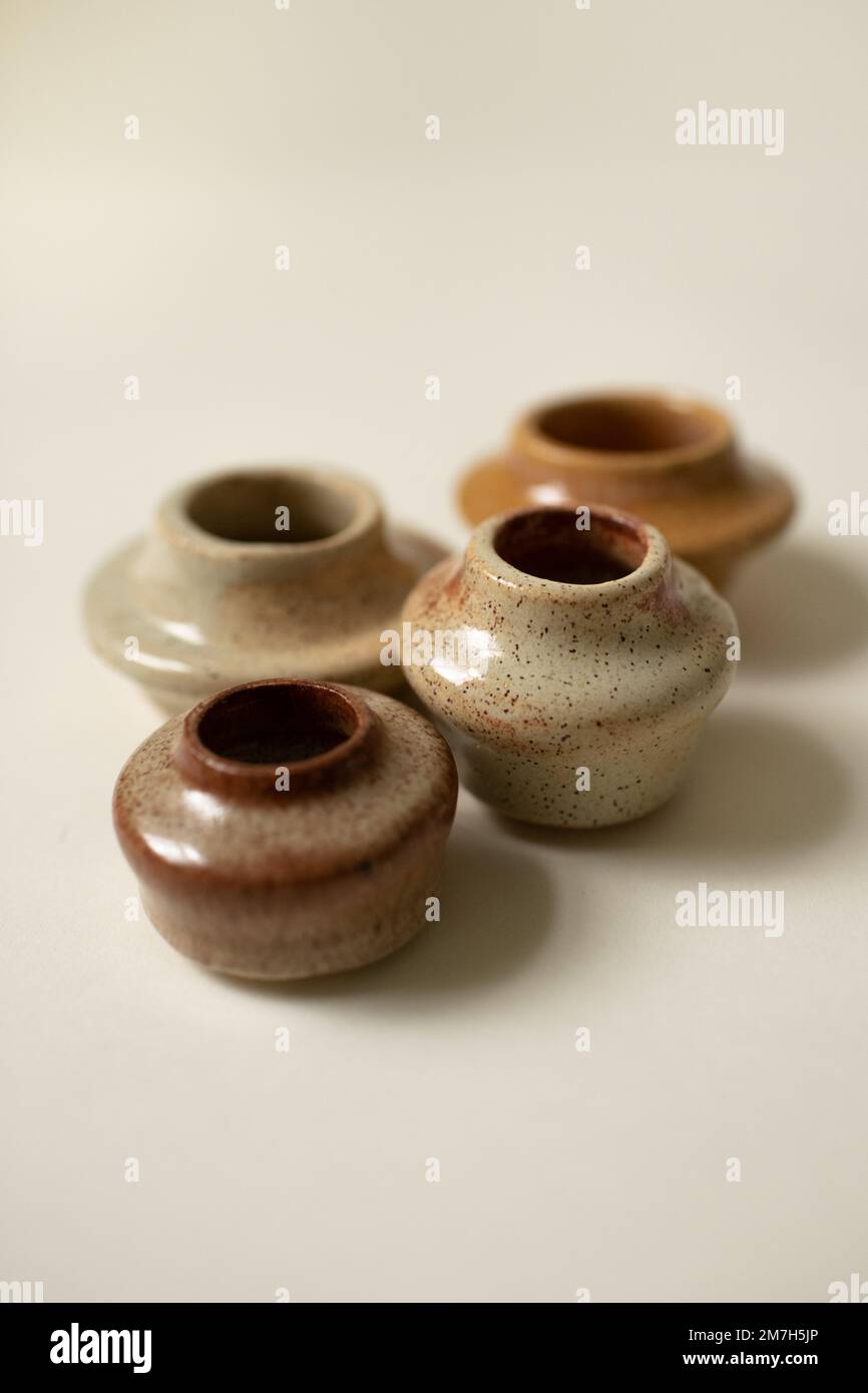 Einfache, handgefertigte Keramik für Anfänger – Nahaufnahme kleiner Tonvasen Stockfoto