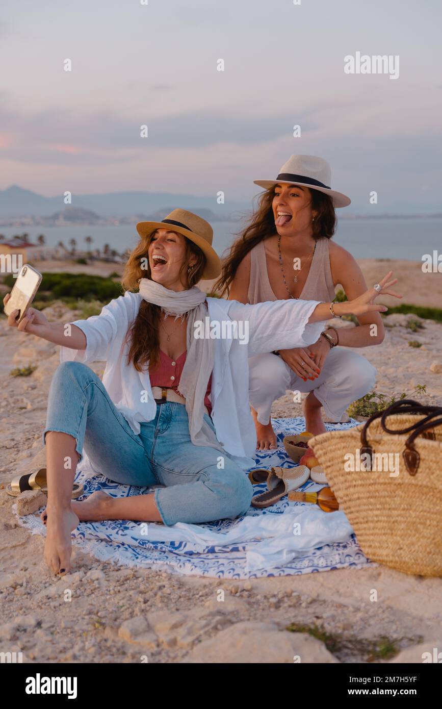 Ein paar junge Frauen machen ein Picknick auf ihrer Urlaubsreise Stockfoto