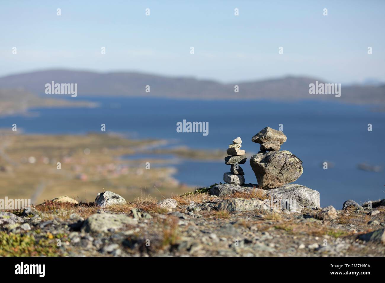Gepfählte Steine mit einem Bokeh von Küstenlandschaft im Hintergrund Stockfoto