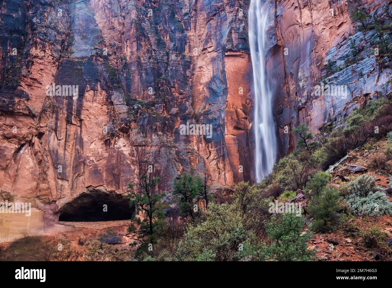 Wasserfälle und Kaskaden bei einem Regensturm im Zions-Nationalpark, Utah, USA. Die meisten Wasserfälle treten nur bei Regen auf. Stockfoto