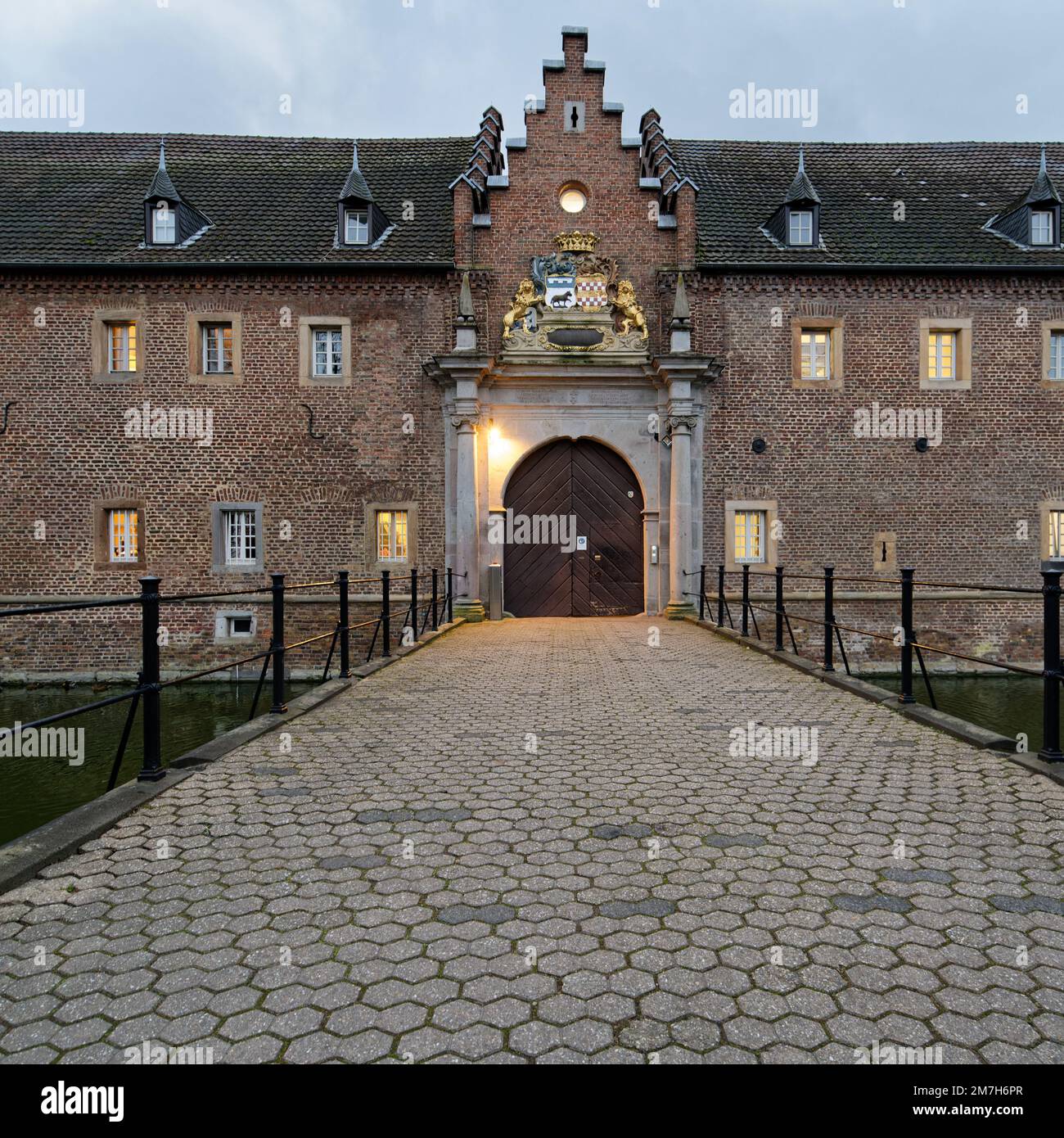 Liblar, Deutschland, Januar 09 2023: Die historische Burg Gracht in erftstadt in der Abenddämmerung Stockfoto