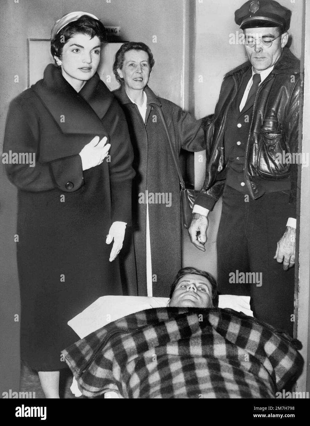 Jacqueline Kennedy begleitet ihren Mann Massachusetts Senator John Kennedy, als er nach einer Wirbelsäulenoperation das Krankenhaus verlässt, New York City, New York, USA, New York World-Telegram und die Sun Newspaper Photograph Collection, 21. Dezember 1954 Stockfoto