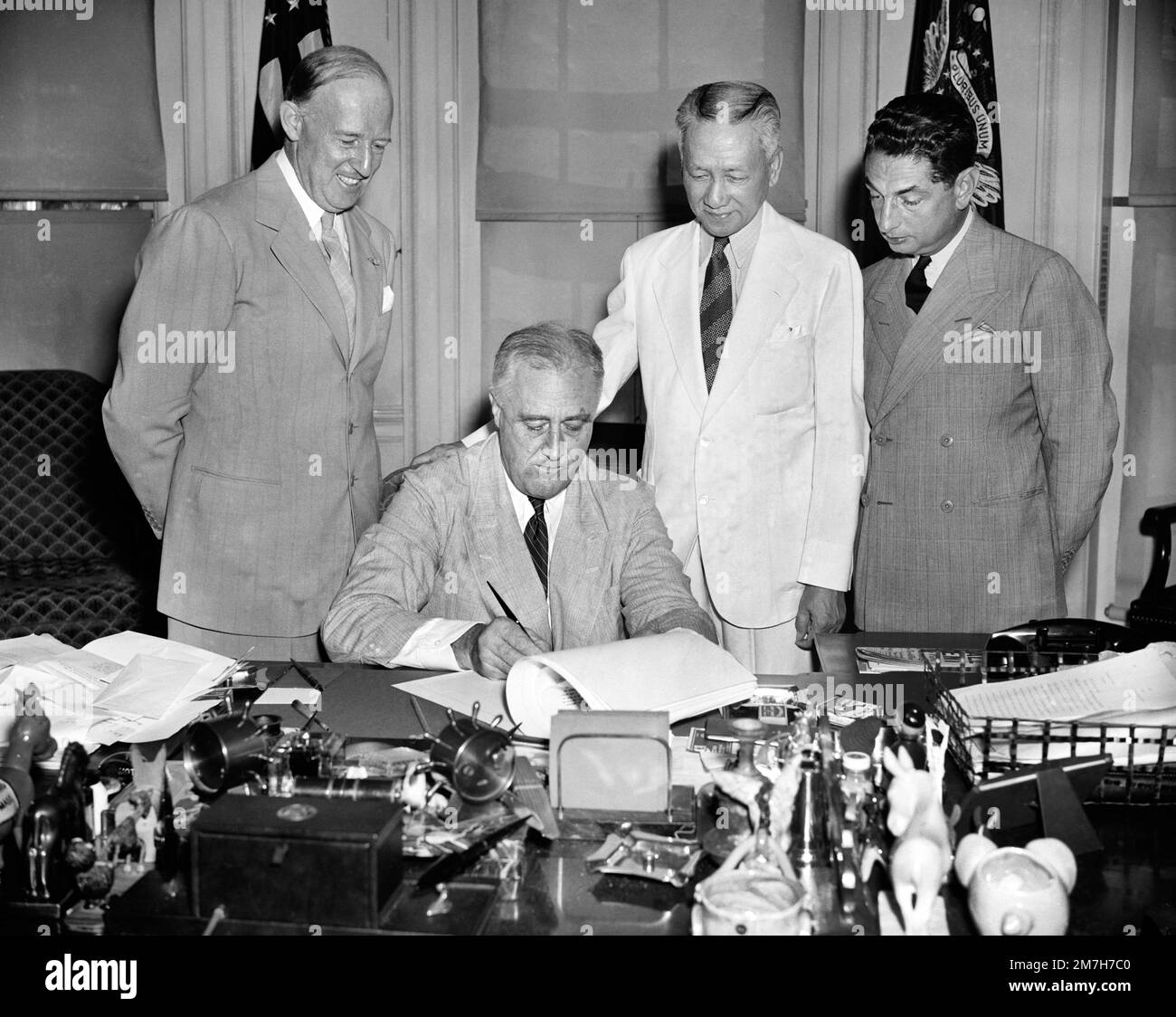USA Präsident Franklin Roosevelt unterzeichnet Gesetzesentwurf, der die wirtschaftliche Anpassung des philippinischen Commonwealth an den Unabhängigkeitsstatus erleichterte, Washington, D.C., USA, Harris & Ewing 7. August 1939 Stockfoto