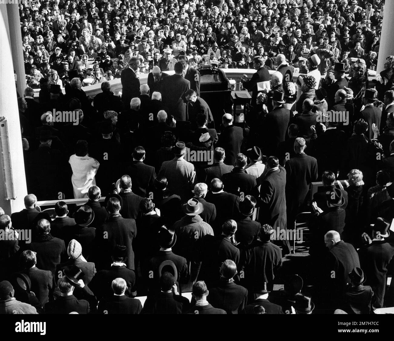Eröffnungszeremonie der USA Präsident John F. Kennedy, umgeben von Menschenmengen, USA Capitol Building, Washington, D.C., USA, Architect of the Capitol, 20. Januar 1961 Stockfoto