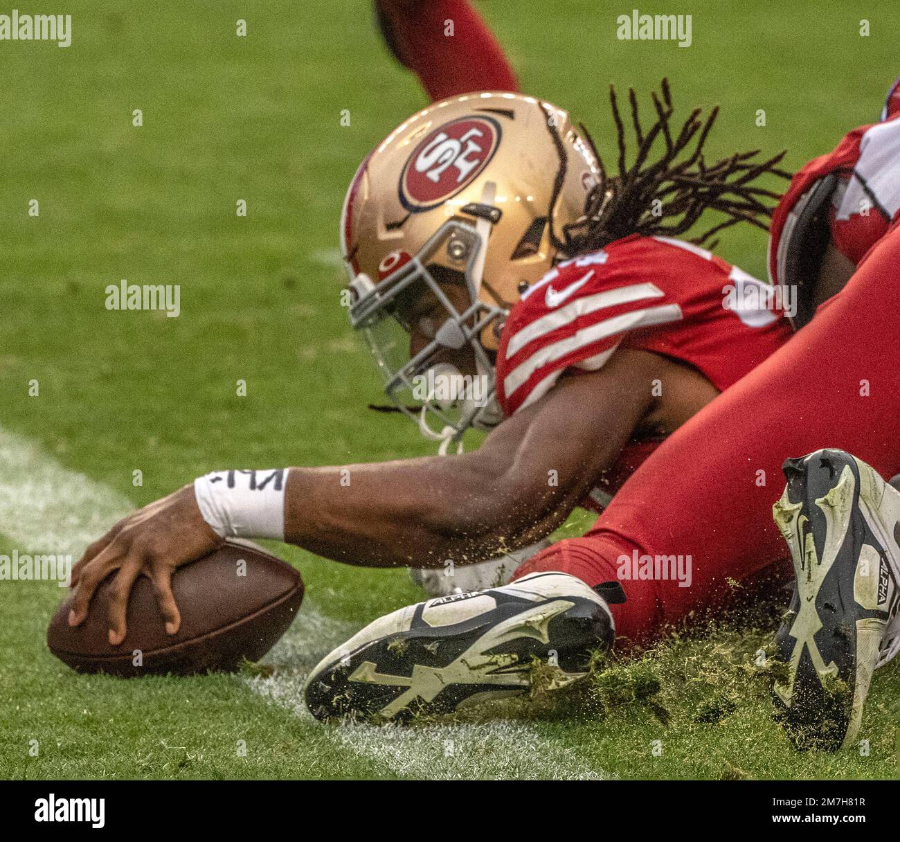 Santa Clara, Kalifornien, USA. 8. Januar 2023. San Francisco 49ers Running Back Jordan Mason (24) ist über der Torlinie, aber der Touchdown wird am Sonntag, den 08. Januar 2023, im Levis Stadium in Santa Clara, Kalifornien, zurückgerufen. Die 49ers besiegten die Cardinals 38-13. (Kreditbild: © Al Golub/ZUMA Press Wire) NUR REDAKTIONELLE VERWENDUNG! Nicht für den kommerziellen GEBRAUCH! Stockfoto
