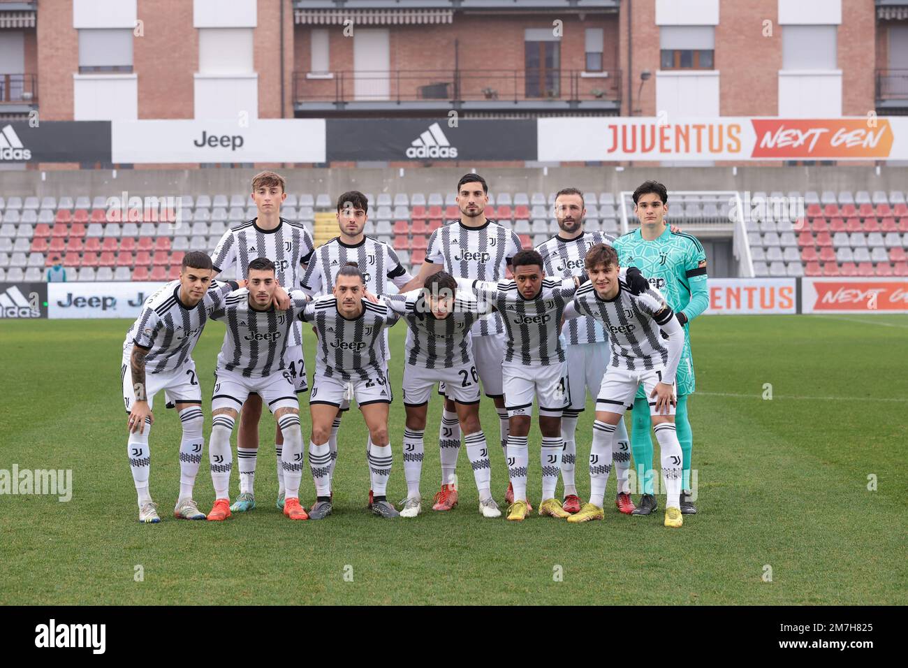 Torino, Italien, 8. Januar 2023. Der Juventus Next Gen, der elf beginnt, stellt sich für ein Teamfoto vor dem Anstoß in der hinteren Reihe ( L bis R ) auf; Dean Huijsen, Alessandro Sersanti, Emanuele Pecorino, Fabrizio Poli und Giovanni Garofani in der ersten Reihe ( L bis R ); Enzo Alan Tomas Barrenchea, Alessandro Pio Riccio, Simone Iocolano, Tommaso Barbieri, Marely Ake und Mattia Compagnon im Spiel der Serie C im Stadio Giuseppe Moccagatta - Alessandria, Torino. Der Bildausdruck sollte lauten: Jonathan Moscrop/Sportimage Stockfoto